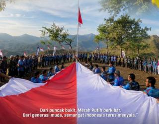 Bendera Merah Putih 200 Meter Berkibar di Puncak Bukit Cendono, AMPI Sidoarjo Rayakan Kemerdekaan