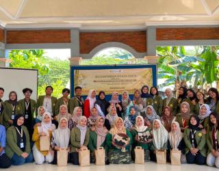 Mahasiswa  KKN Kelompok 19 UPN Veteran Jatim Sulap Limbah Bonggol Jagung Jadi Briket 