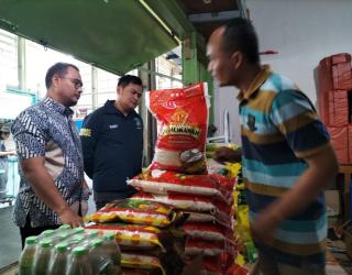 Redam Kenaikan Harga, Bulog Malang Distribusikan 500 Ton Beras Premium di Pasar Tradisional