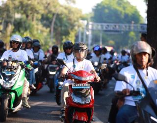 PLN UID Jatim Rayakan Hari Pelanggan Nasional 2026 dengan Konvoi Motor Listrik