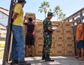 HUT ke-81 TNI, SGN Salurkan 16,5 Ton Gula Lewat Bakti Sosial & Pasar Murah