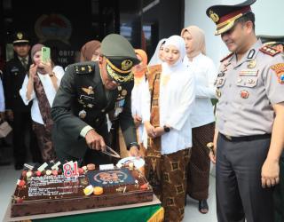 Polres Gresik Grebek Makodim 0817 Gresik.Ada Apa