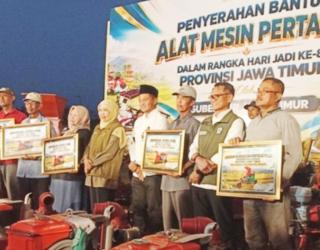 Dorong Produktivitas Petani, Khofifah Salurkan 18 Alsintan untuk Poktan Blitar
