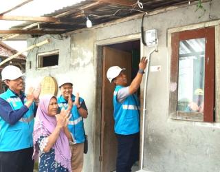 Senyum Sumringah Solikah Terima Bantuan Pasang Baru Listrik Gratis