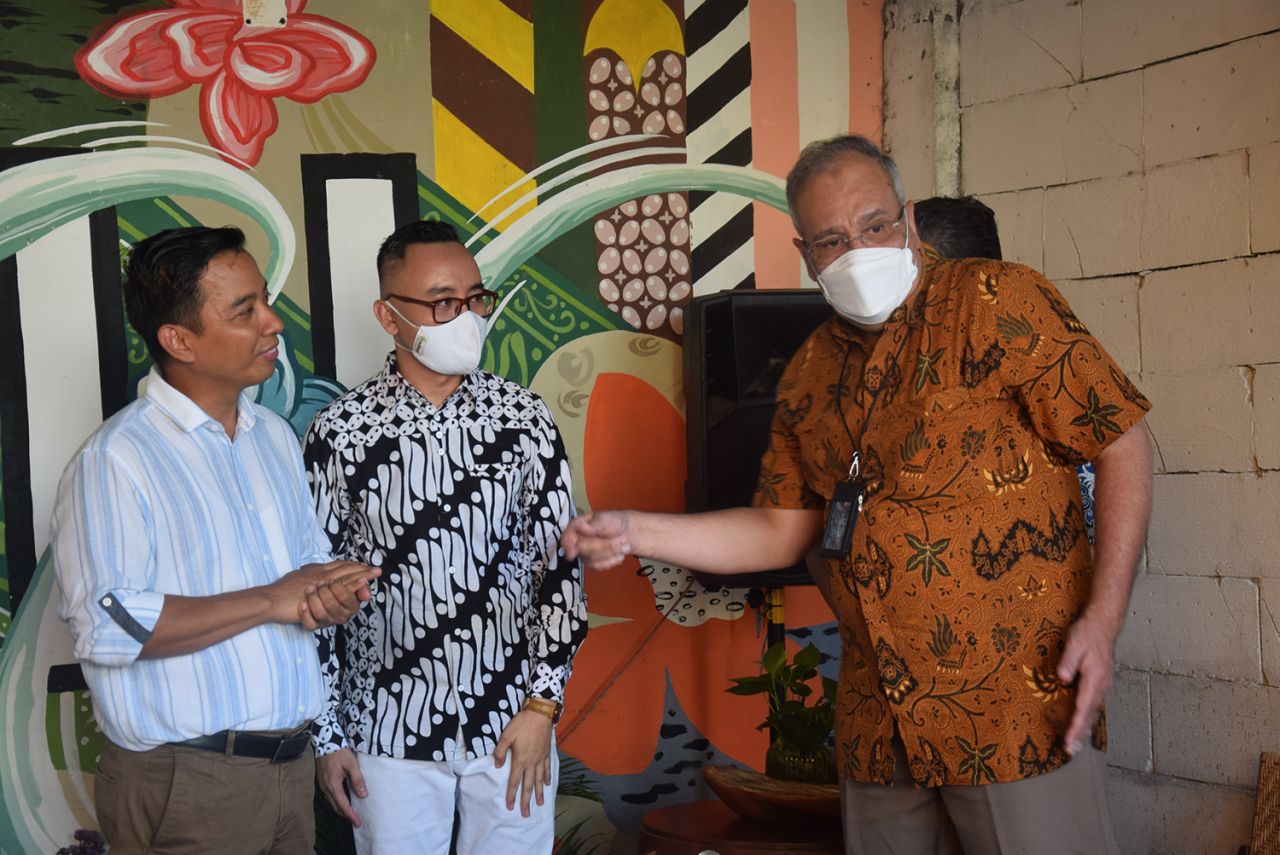 Aryono Setiawan (tengah) saat menerima kunjungan Komisaris PT PLN, Alex Munaf tahun 2022 silam.