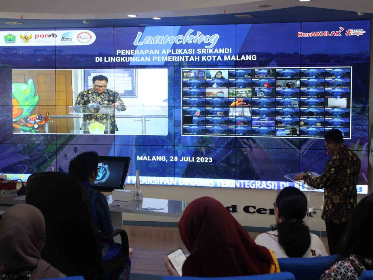 Wakil Wali Kota Malang Sofyan Edi Jarwoko meluncurkan Aplikasi Srikandi di Ngalam Command Center, Balai Kota Malang, Jumat (28/7). Foto : Jatimkini/Bagus Suryo