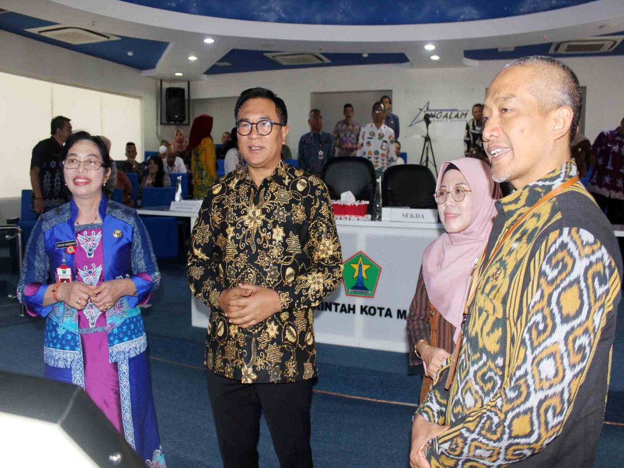 Wakil Wali Kota Malang Sofyan Edi Jarwoko (kedua dari kiri), Sekda Kota Malang Erik Setyo Santoso (kanan) dan Kepala Dinas Perpustakaan Umum dan Arsip Daerah Kota Malang Yayuk Hermiati (kiri) usai meluncurkan Aplikasi Srikandi.
