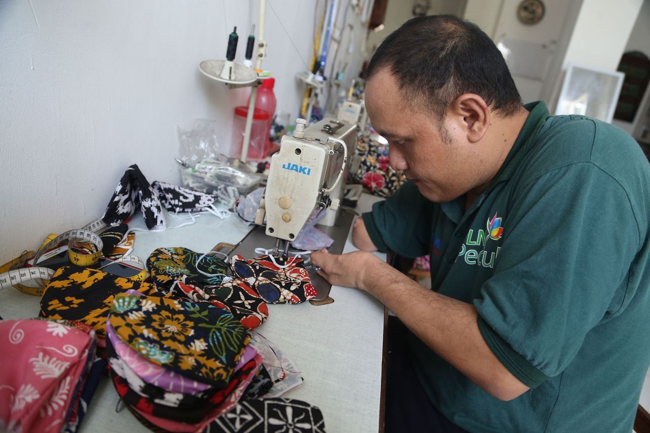 Salah satu pegawai disabilitas yang dimiliki Wistara Batik.