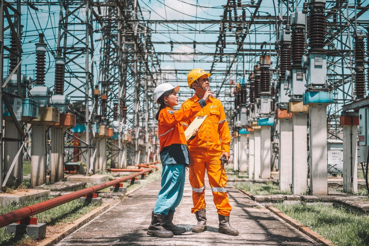 Pegawai PLN sedang mengamati kondisi gardu induk yang memasok listrik untuk pelanggan industri tegangan tinggi. (Foto: PLN for Jatimkini.com)