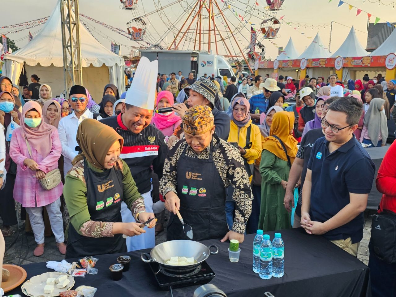 PT PLN (Persero) hadirkan electrifyng lifestyle melalu penggunaan kompor Induksi dalam kegiatan memasak Tahu Tek bersama Walikota Mojokerto pada Festival Kuliner 2023 . (Foto: PLN for Jatimkini.com)