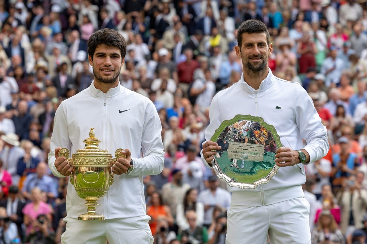Novak Djokovic (kanan) saat menerima trofi usai final Wimbledon, Minggu (16/7/2023). (Foto: dok.Wimbledon)