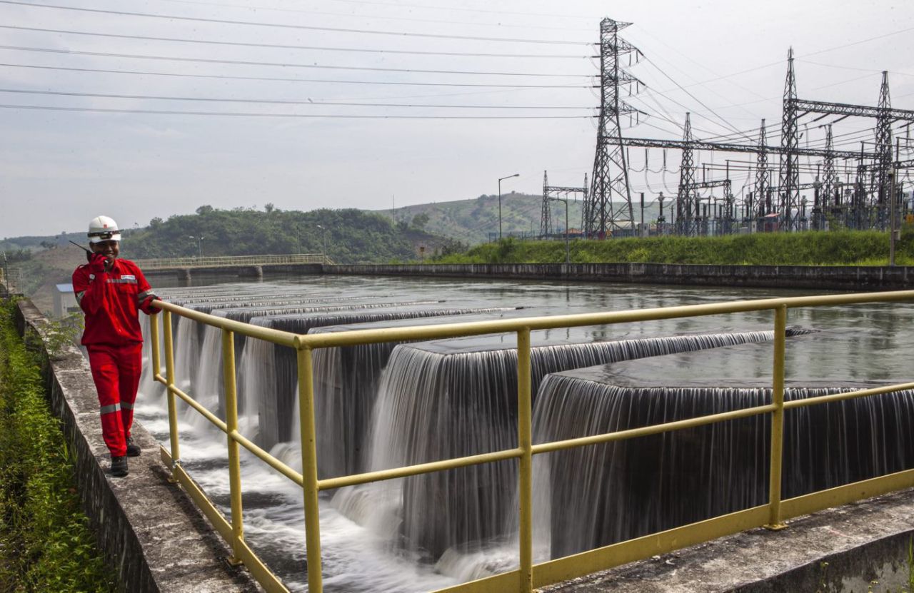 Ilustrasi, petugas PLN sedang memastikan area PLTA Rajamandala di Jawa Barat ( Foto : PT PLN for Jatimkini.com )