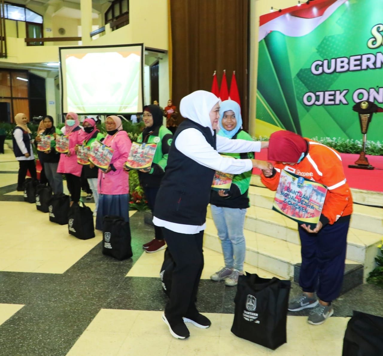 Gubernur Jatim sah tandatangani aturan tarif ojek dan taksi online ( Foto : Pemprov Jatim for Jatimkini.com )