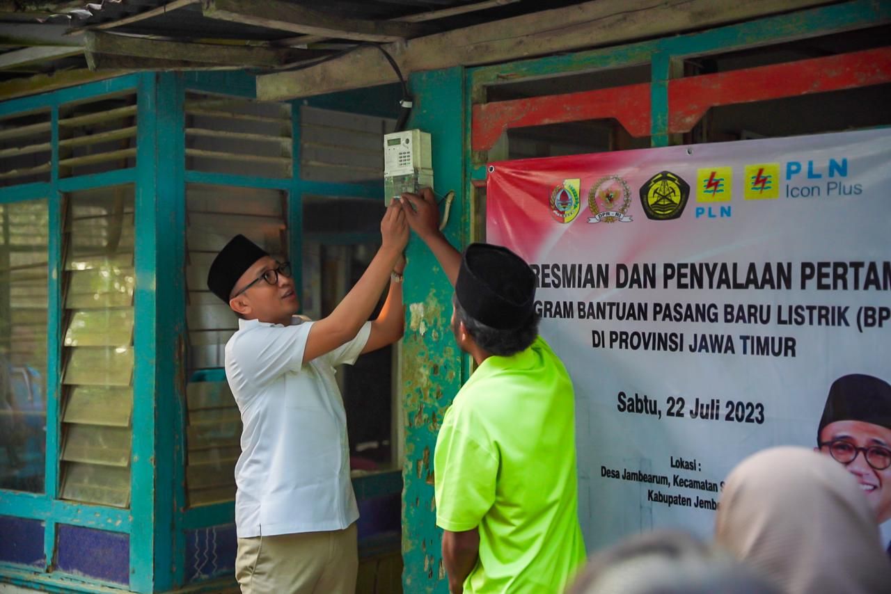 Sebanyak 988 rumah tangga diberi bantuan PT PLN dengan pemasangan listrik baru secara gratis ( Foto : PLN for Jatimkini.com )