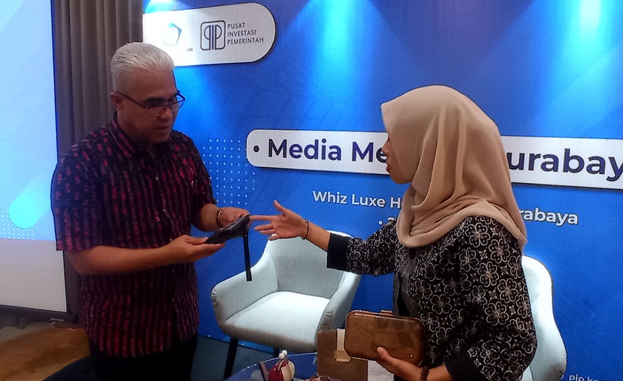 Dirut PIP, Ismed Saputra (kanan) berbincang dengan debitur asal Kota Batu, Umi Rihana di sela meet up media di Surabaya, Jumat (28/7/2023). (Foto: Rochman Arief)