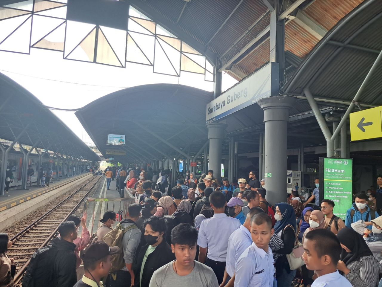 Kereta Commuter Line di wilayah Daop 8 Surabaya selama momen libur sekolah tercatat telah mengalami peningkatan hingga 25 persen. ( Foto : KAI Commuter for Jatimkini.com )