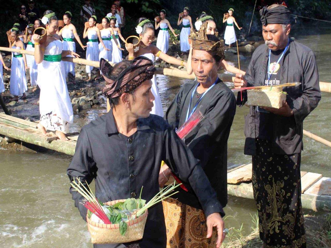Pegiat kampung tematik dalam Forkom Pokdarwis menggelar Larung Sesaji Labuh Kali Brantas di Kampung Gerabah Penanggungan, Kota Malang, Jawa Timur, Minggu (23/7). ( Foto : Jatimkini/Bagus Suryo )
