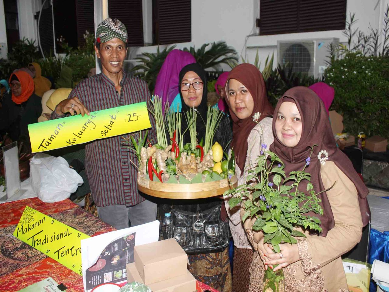 Lurah Tunggulwulung Mokhamad Kairi (kiri) bersama jajaran saat Malang Fashion and Food Festival, Sabtu (22/7). Foto : Jatimkini/Bagus Suryo