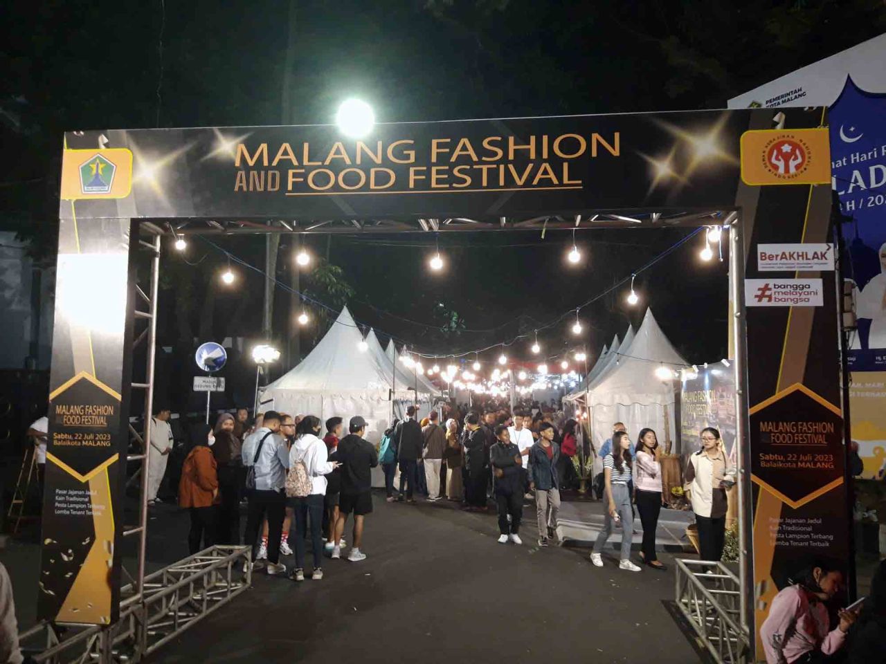 Pengunjung memadati gelaran Malang Fashion and Food Festival.