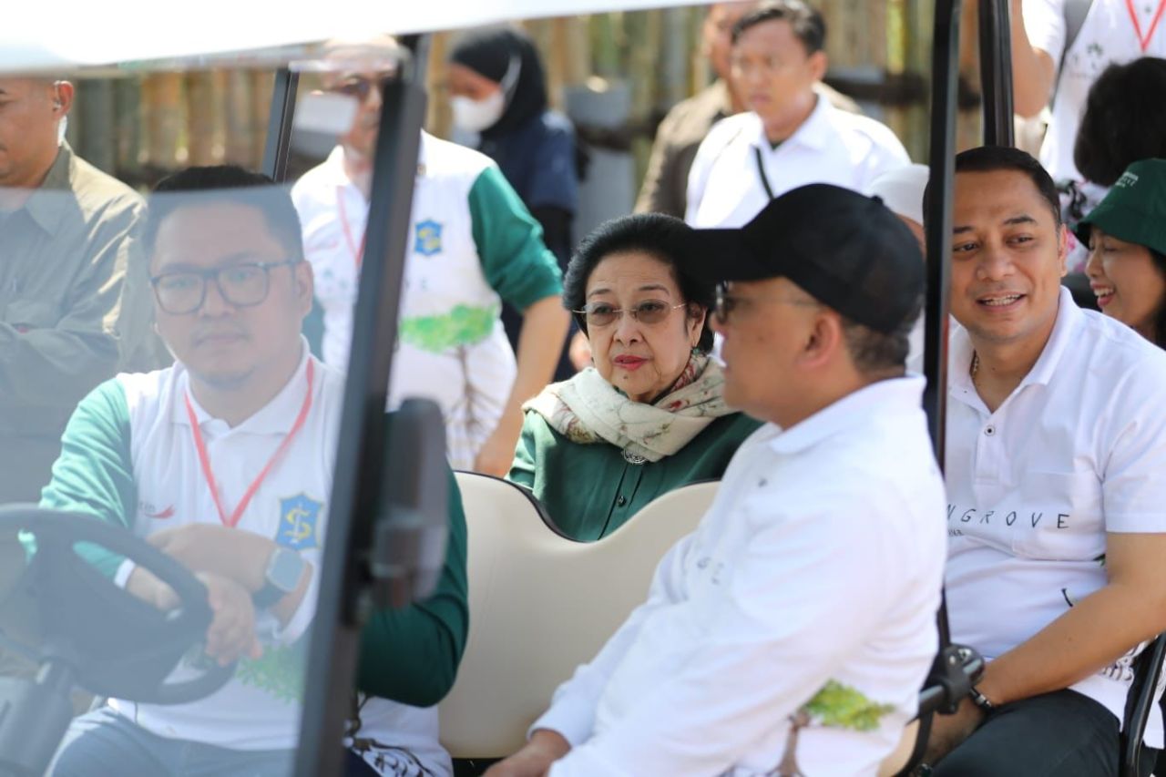 Megawati saat berkeliling kawasan Kebun Raya Mangrove di sela peresmian edu-wisata di Surabaya.