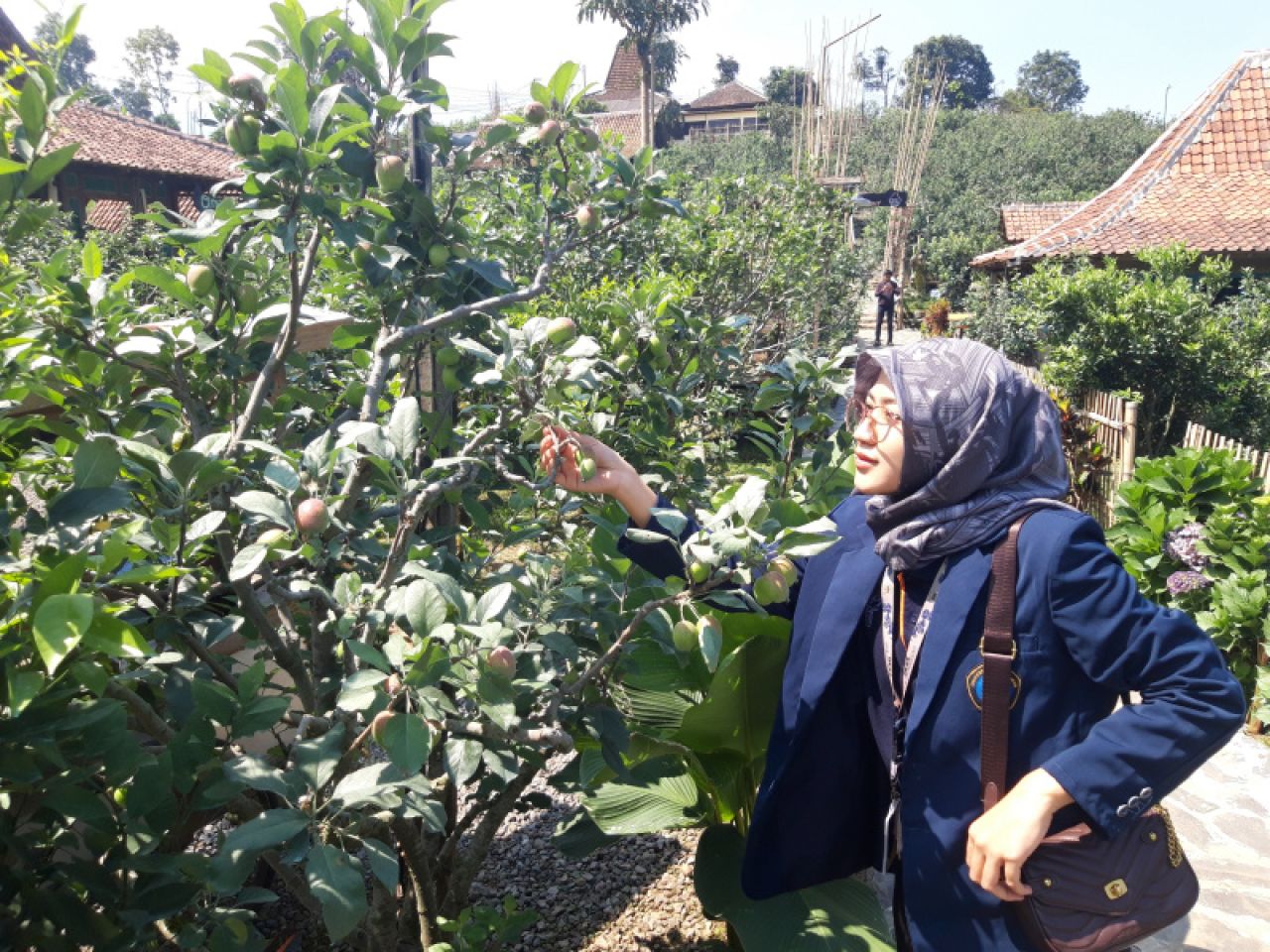 Mahasiswa Universitas Brawijaya sedang melaksanakan program Mahasiswa Membangun Desa (MMD) di Desa Tulungrejo, Kecamatan Bumiaji, Kota Batu, Jawa Timur, Selasa (18/7). Foto : dok. Jatimkini