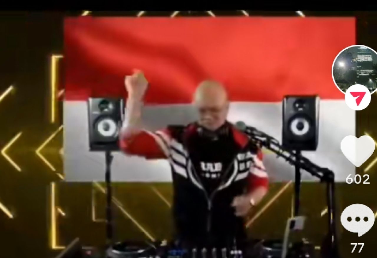Salah satu aksi DJ Legendaris Indonesia Jockie Saputra live lewat aplikasi Tik Tok ( Foto : Screenshot Tik Tok )
