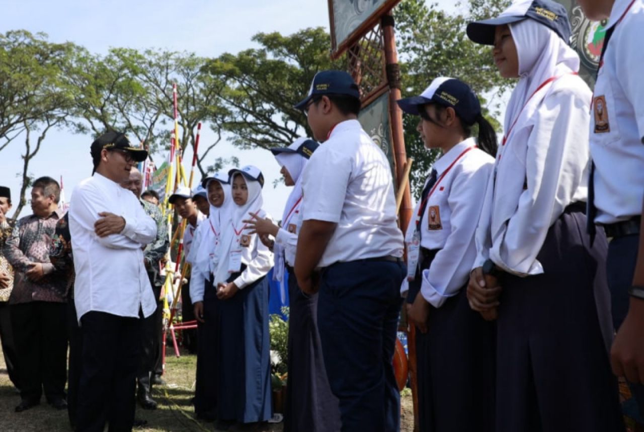 Wali Kota Malang Sutiaji berbincang dengan siswa peserta Jambore Koperasi Siswa di Lapangan Dodik Bela Negara Rindam V/Brawijaya, Jumat (28/7). Foto : Dok. Humas Pemkot Malang