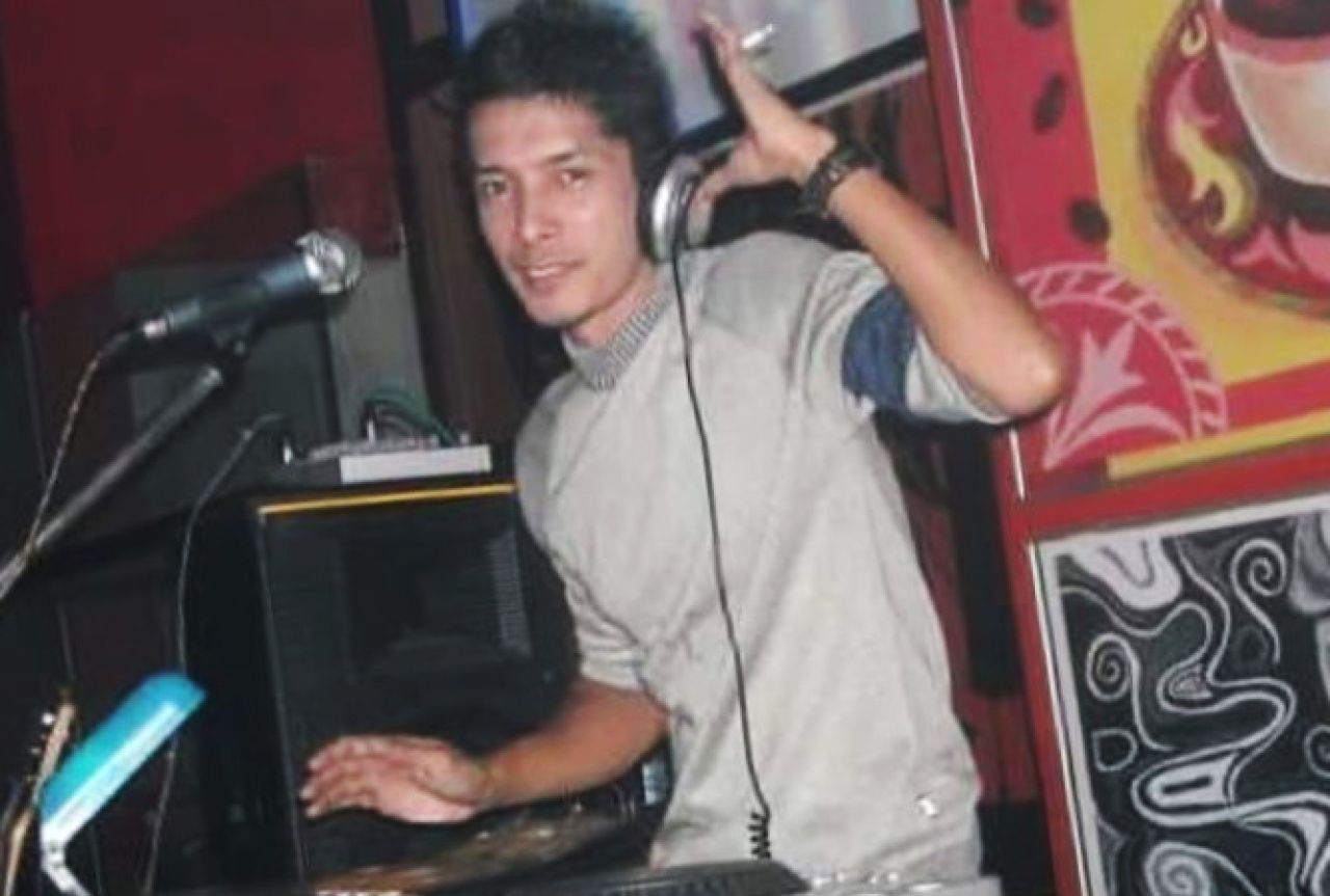 Achmad Rizwandy atau sering disapa DJ Wandy terjun ke dunia DJ sudah dilakukan sejak duduk di bangku sekolahan tingkat SMA ( Foto : Dok. Pribadi for Jatimkini.com )