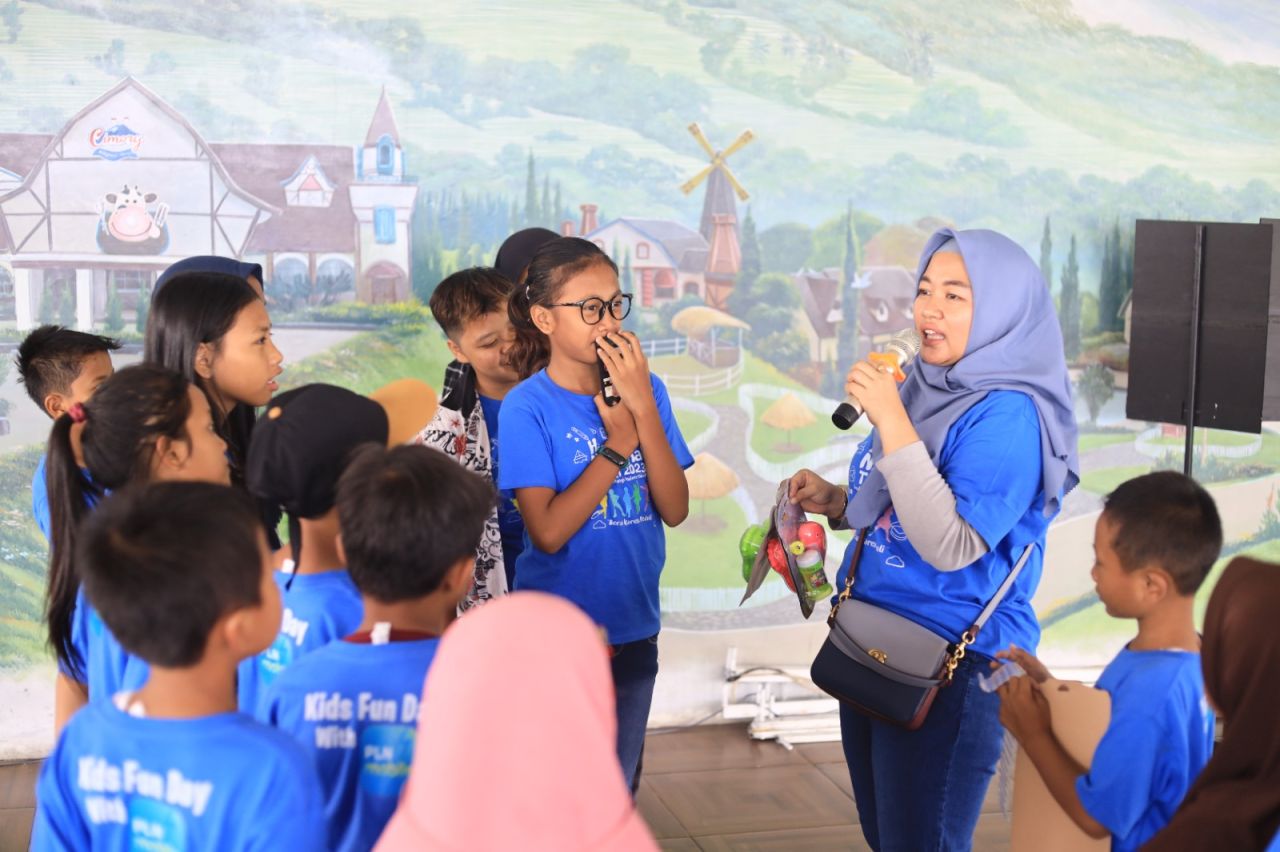 PT PLN (Persero) UID Jawa Timur mengajak 50 anak yatim dan dhuafa serta anak jalanan binaan PLN untuk belajar serta berekreasi pada hari anak  ( Foto : PLN for Jatimkini.com )