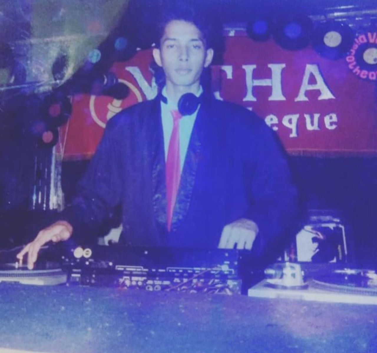 DJ Wandy ketika performance di sebuah club malam