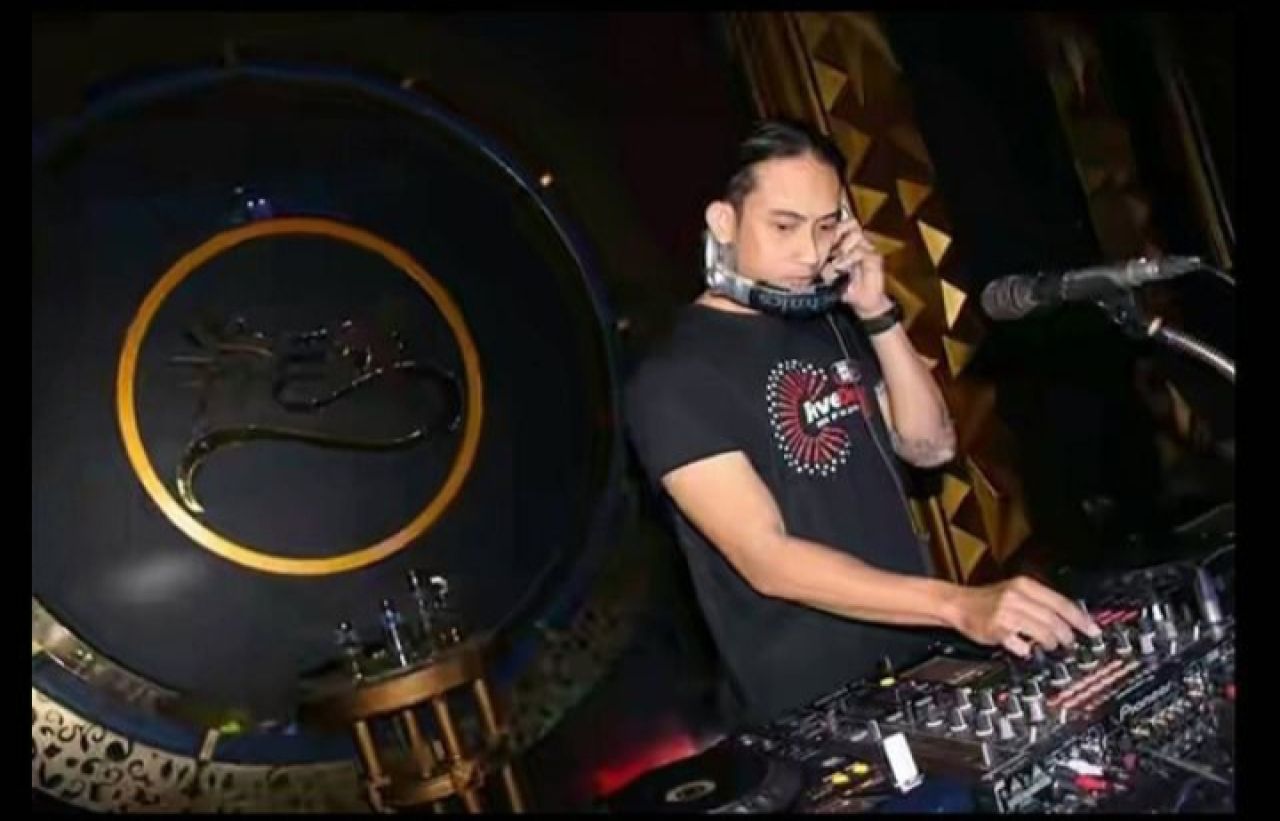 DJ Fredy saat perfomance di club Surabaya. Dirinya mengakui, dari sekedar hobby mampu meraih keuntungan. ( Foto : Dok. pribadi for Jatimkini.com )