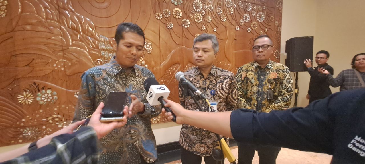 Kepala BI Jatim, Doddy Zulverdi (tengah) dan Kepala Grup Perlindungan Konsumen DUPK BI Ricky Satria (kiri) di sela-sela pembukaan Simfoni Rupiah 2023 di Surabaya. ( Foto : Jatimkini.com / Alvian Yoananta )