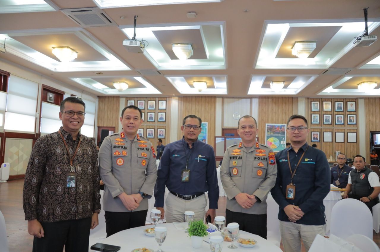 PT PLN (Persero) Unit Induk Distribusi (UID) Jawa Timur berikan penghargaan dan apresiasi kepada 16 personil Polres Mojokerto Kota dan Polres Gresik atas pengungkapan kasus pencurian kabel. (Foto: PLN for Jatimkini.com)