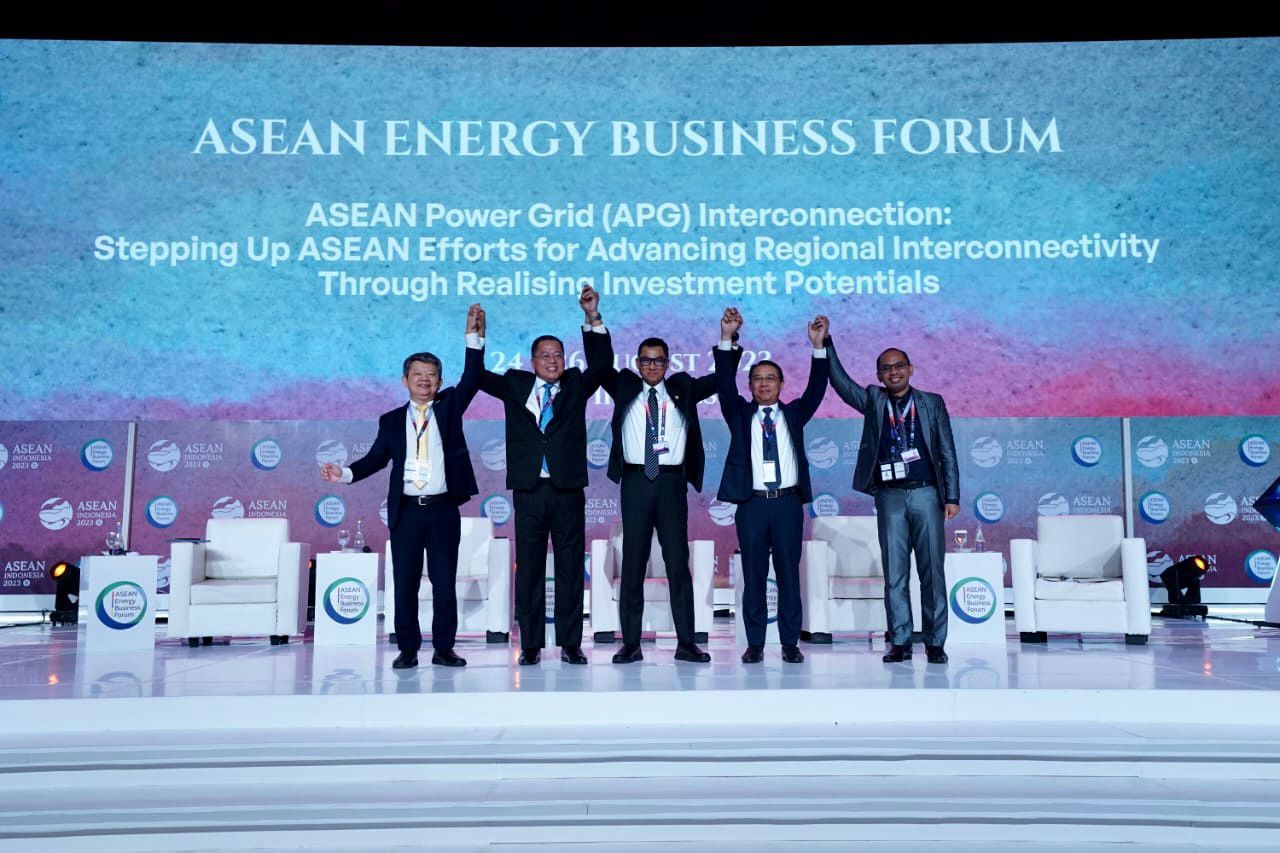 PT PLN (Persero) dengan tiga perusahaan listrik asal Malaysia, Laos dan Thailand membahas peluang adanya sistem interkoneksi listrik antar negara-negara Asia Tenggara pada ASEAN Ministers on Energy Meeting (AMEM) ke-41 di Bali, Kamis, (24/8).(PLN For Jati