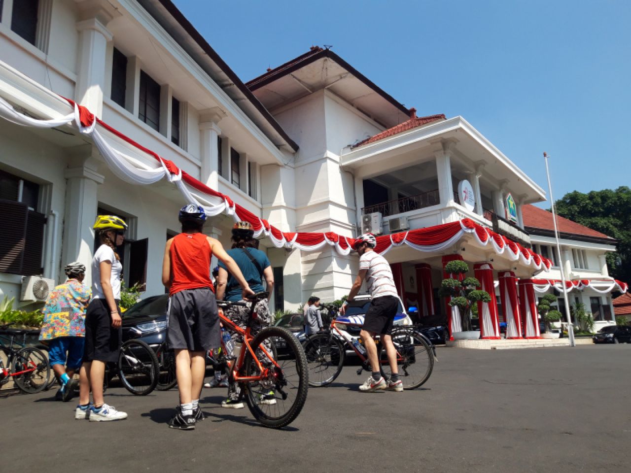 Wisatawan mancanegara berkunjung di Balai Kota Malang. Foto : Jatimkini/Bagus Suryo