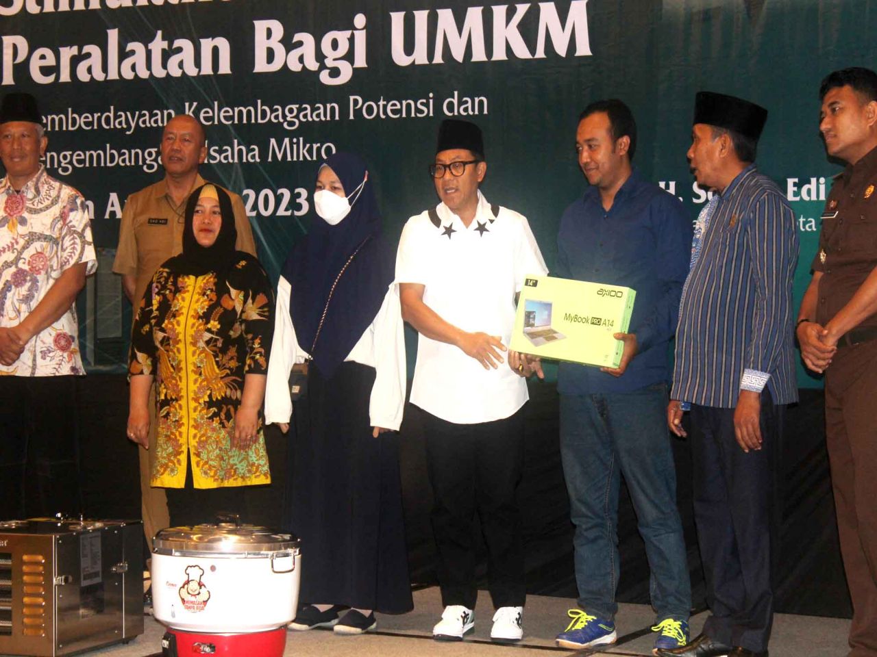 Wali Kota Malang Sutiaji menyerahkan bantuan stimulan modal peralatan kepada UMKM, Senin (21/8). Foto : Jatimkini/Bagus Suryo
