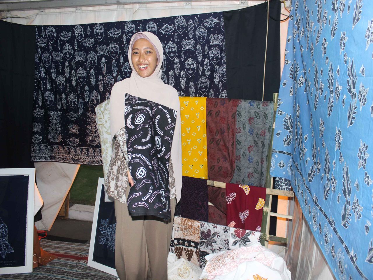 Pembatik Raden Roro Dewi Ari dari Bengkel Batik Malang menunjukkan batik motif Sawojajar saat gelaran Malang Fashion and Food Festival di Balai Kota Malang, Sabtu (22/7). Foto : Jatimkini/Bagus Suryo