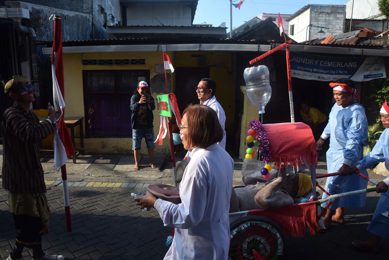 Anak Djoko Widodo menjadi pusat perhatian warga saat menjadi bayi tabung saat mengikuti karnaval perjuangan di Surabaya, Minggu (27/8/2023).