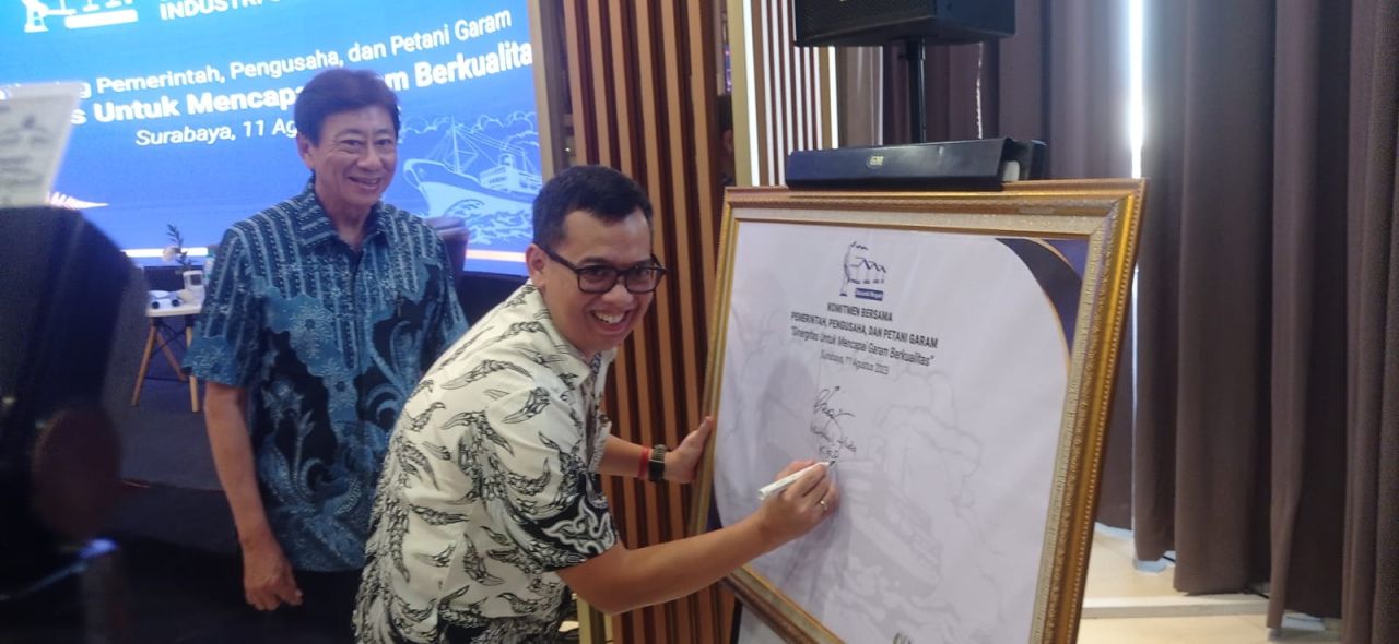 Dirjen Jasa Kelautan KKP, Miftahul Huda membubuhkan tanda tangan seebagai bentuk dukungan peningkatan kualitas garam didampingi Presdir Susanti Megah, Hermawan Susanto di Surabaya. (Foto: jatimkini.com)