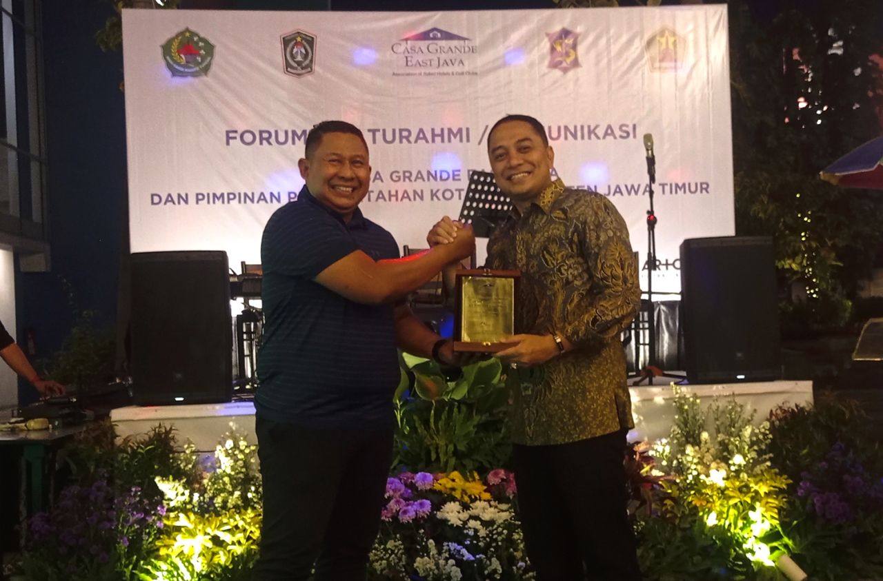 Wali Kota Surabaya Eri Cahyadi bersama Presiden Casa Grande dalam silaturahmi di Artotel TS Suite, Rabu (23/8/2023) malam. (Foto: Jatimkini)