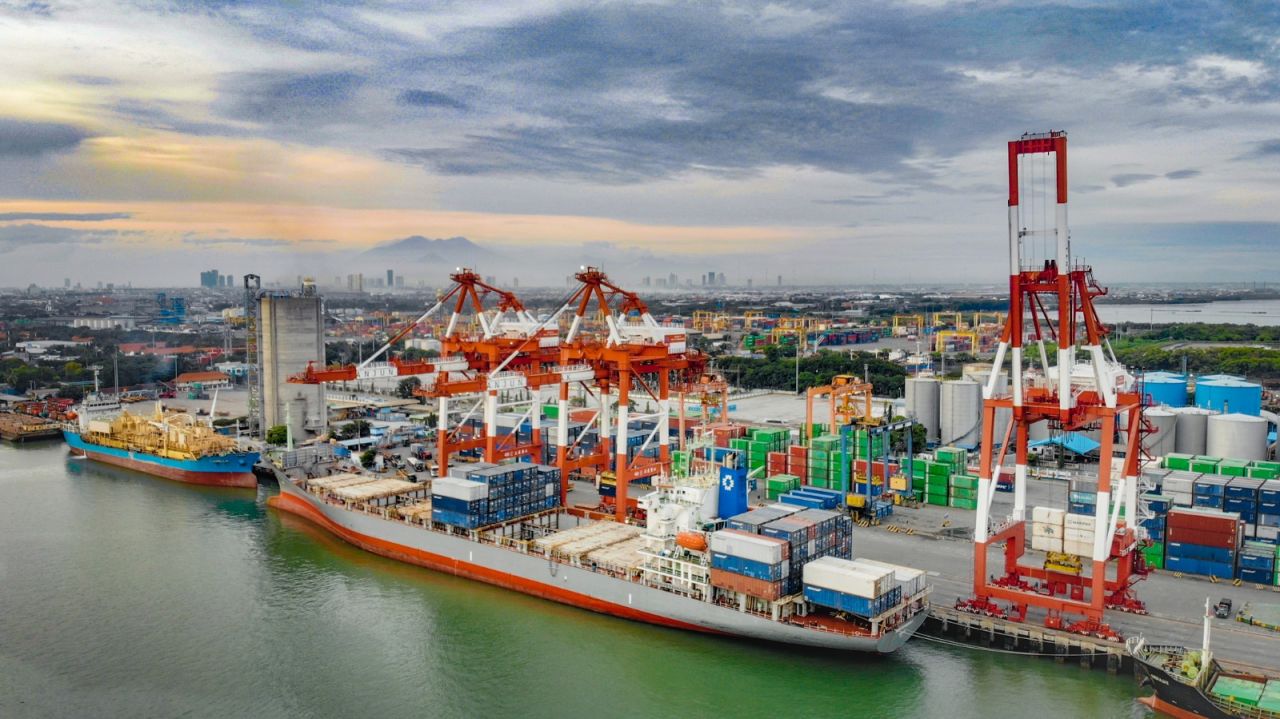 PT Pelabuhan Indonesia (Pelindo) telah mencatatkan peningkatan kinerja yang positif dari berbagai sisi mulai dari kecepatan pelayanan, hingga efisiensi biaya dan waktu ( Foto : Pelindo for Jatimkini.com )