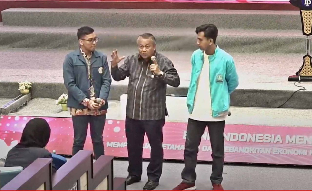 Gubernur BI Perry Warjiyo (tengah) saat menjadi pembicara dalam Bank Indonesia Mengajar 2023 di Unair Surabaya. (Foto : Istimewa )