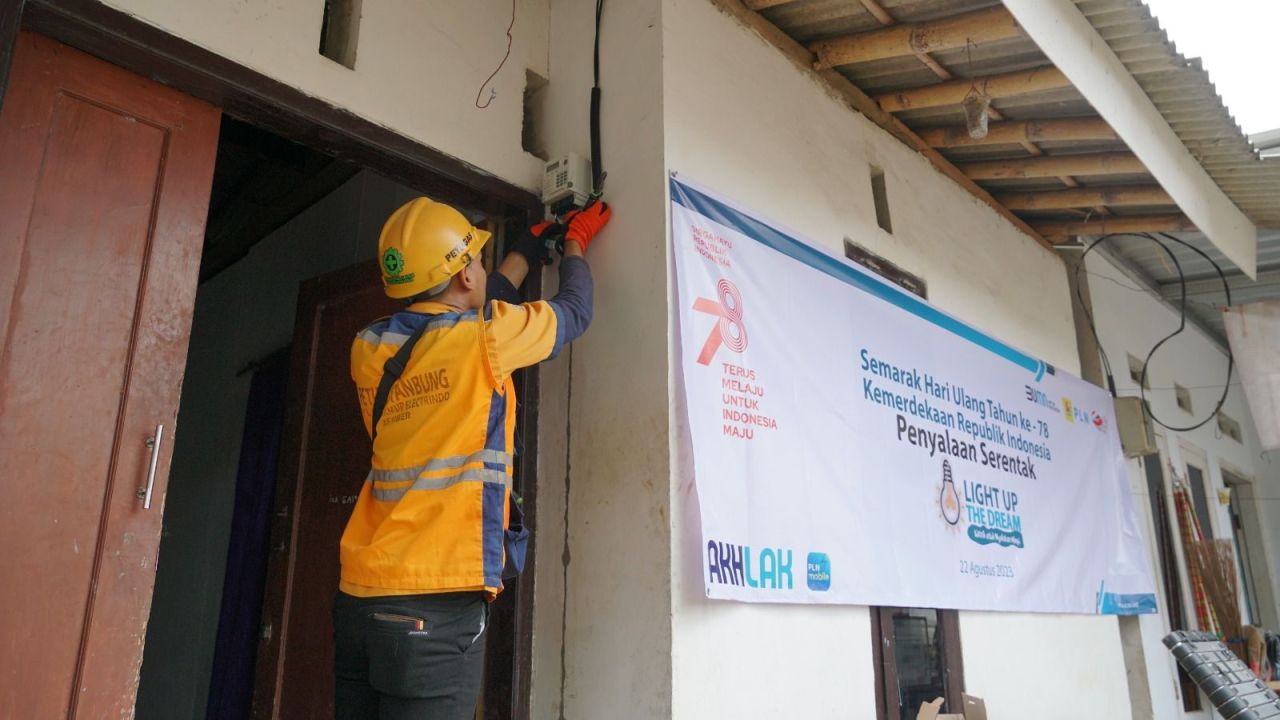 Pegawai PLN Jawa Timur kembali melanjutkan program donasi untuk bantuan sambung listrik gratis 75 Kepala Keluarga (KK) tidak mampu di Jawa Timur, Selasa (22/8).  (PLN for Jatimkini.com)