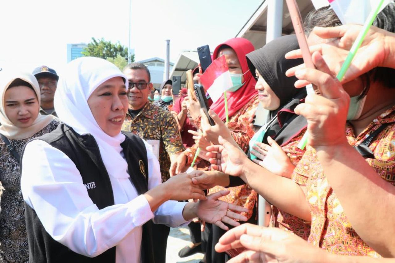Gubernur Jawa Timur Khofifah Indar Parawansa serahkan BLT pada 5.030 buruh pabrik rokok di Jatim ( Foto : Pemprov Jatim for Jatimkini.com )