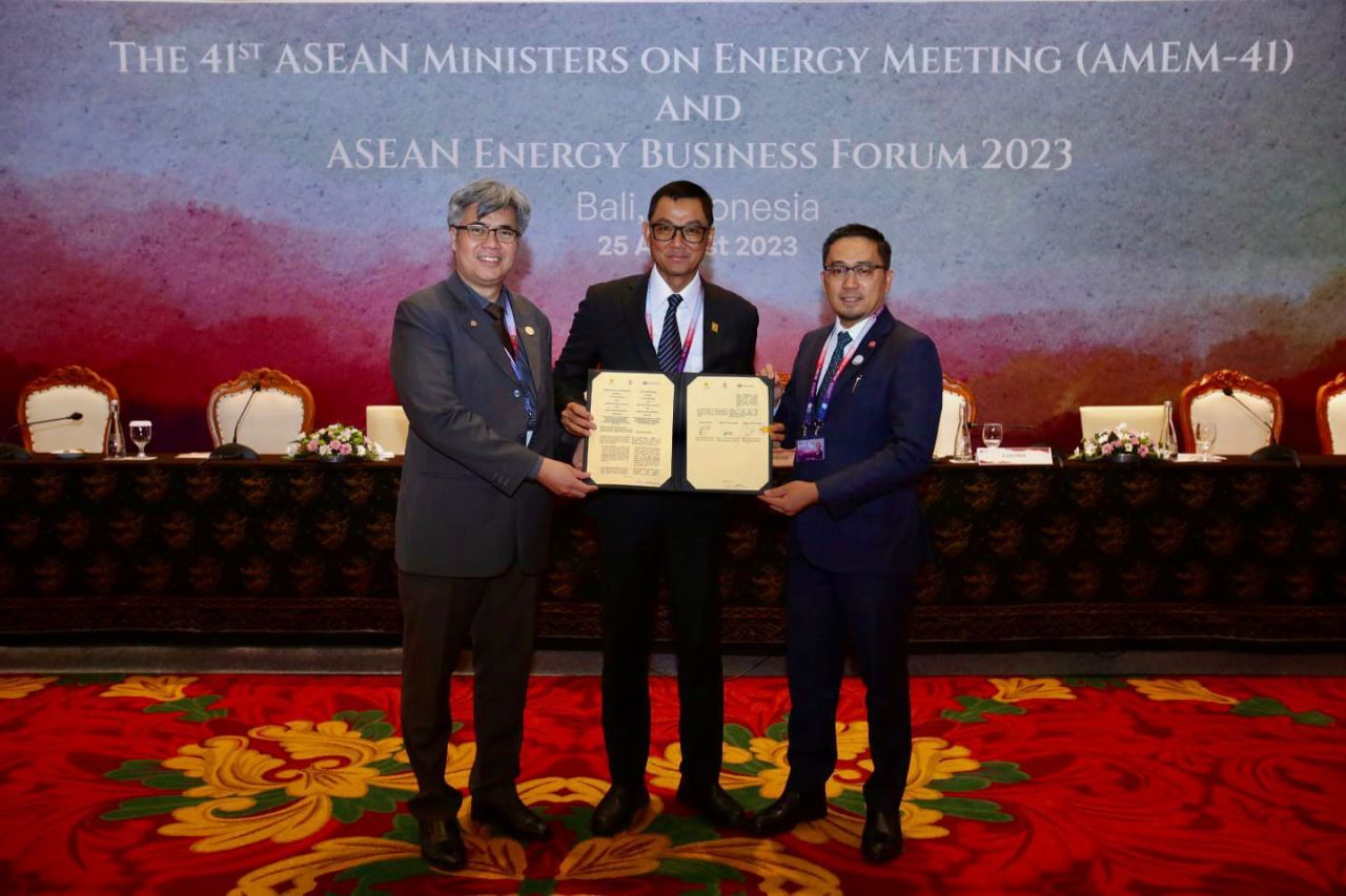 PT PLN (Persero) berkolaborasi dengan ASEAN Centre for Energy (ACE) dan dua perusahaan listrik asal Malaysia, Sabah Electricity Sdn Bhd (SESB) dan Tenaga Nasional Berhad (TNB). (PLN for Jatimkini.com)
