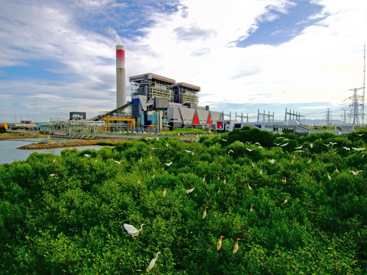 Saat ini PLTU Jawa 7 juga telah terpasang Sistem Continuous Emission Monitoring System (CEMS), yaitu sistem yang memantau emisi PLTU selama 24 jam ( Foto : PLTU Jawa 7 for Jatimkini.com )