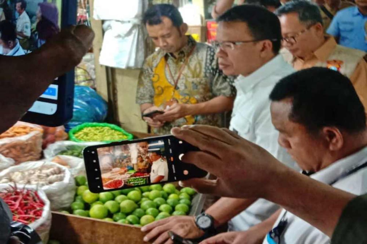 Bulog Jatim saat menggelar sidak dan monitoring penyaluran beras Stabilisasi Pasokan dan Harga Pangan (SPHP) di Pasar Wonokromo dan Pasar Pucang ( Foto : Istimewa )