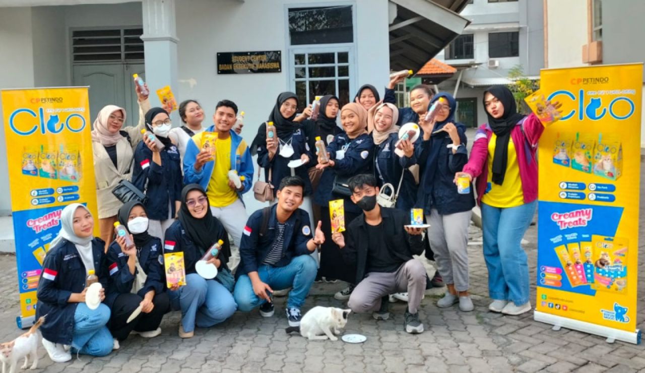 Tim Cleo dan BEM FKH Unair saat akan melaksanakan street feeding di Surabaya, Minggu (13/8). Foto : Dok. Mahasiswa FKH Unair