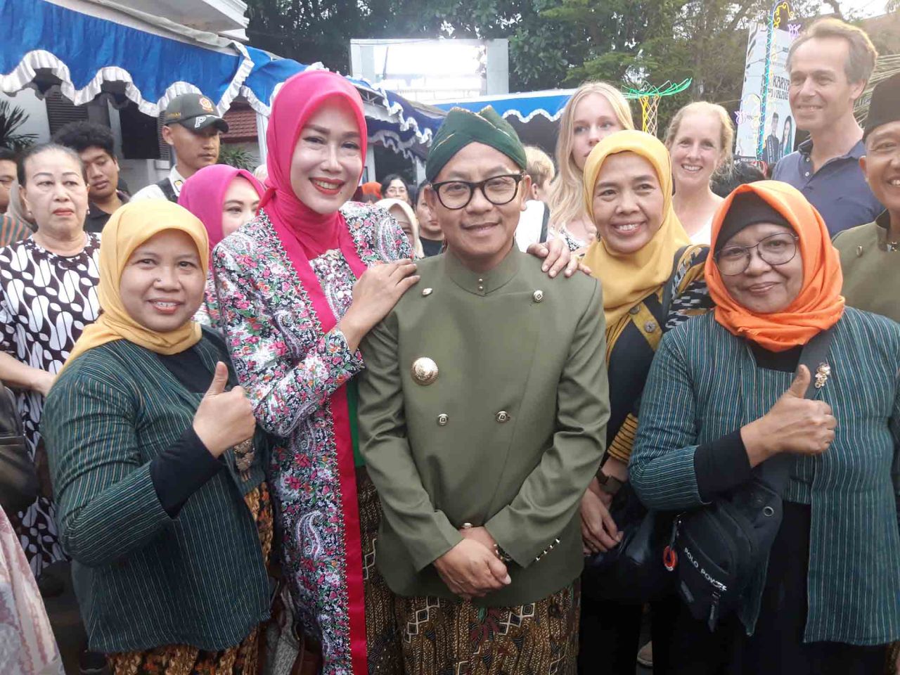 Wali Kota Malang Sutiaji dan Ketua Tim Penggerak PKK Widayati Sutiaji saat Malang Fashion and Food Festival di pelataran Balai Kota Malang, Jawa Timur, Sabtu (22/7). Foto : Dok. Jatimkini