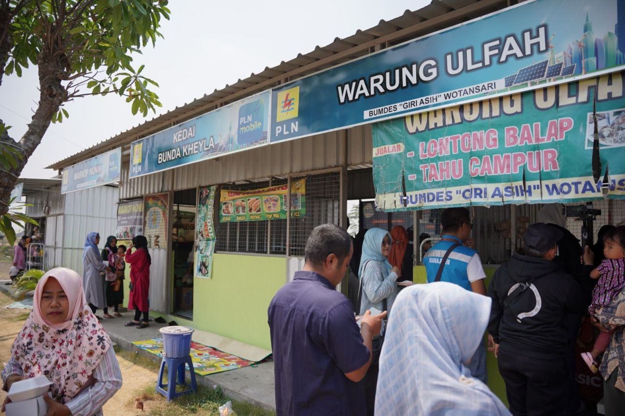 PT PLN (Persero) kampanyekan electrifying lifestyle kepada masyarakat, Salah satunya melalui program desa tematik di Wotansari, Kecamatan Balongpanggang, Kabupaten Gresik. (PLN for Jatimkini.com)